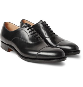 男長官使用黑色皮鞋的鞋款 （牛津款皮鞋 Oxford Shoes）