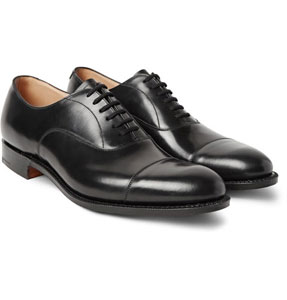 男长官使用黑色皮鞋的鞋款 (牛津款皮鞋 Oxford Shoes)